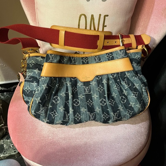 Authentic Limited Edition Louis Vuitton Denim Cruise Porte Epaule Raye Bag ๐ ๐ฅ - Picture 8 of 16